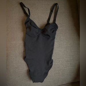 SKIMS seamless sculpt thong body suit -NEW w/o tags size Medium